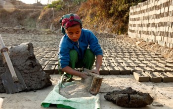 हातभरि हिलो छोपेर माटो मुछ्दै इँटा बनाउँछन स्कुले बालबालिका